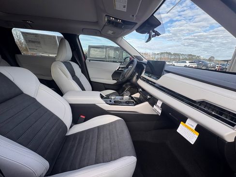 New 2026 Mitsubishi Outlander LE FWD image 8