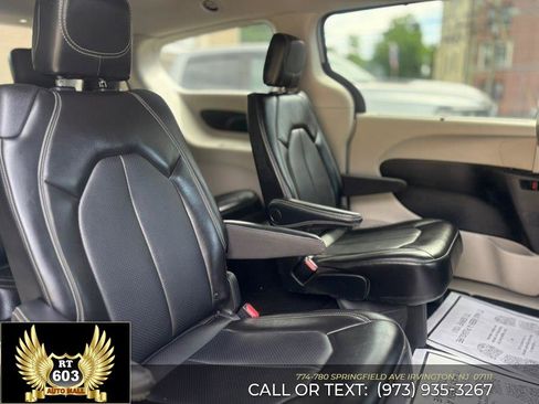 Used 2024 Chrysler Pacifica Touring-L FWD image 11