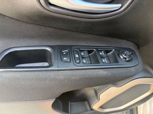Used 2016 Jeep Renegade Latitude AWD/4WD image 18