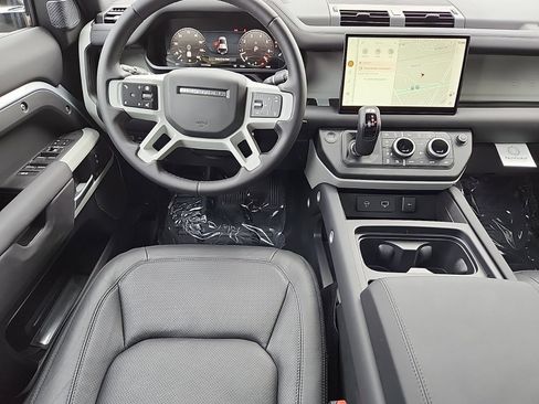 New 2024 Land Rover Defender 110 SE image 4
