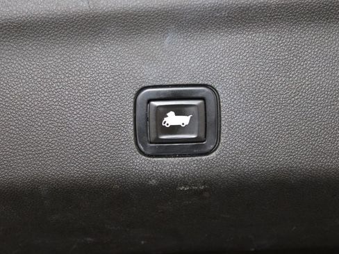 Used 2022 Chevrolet Suburban Premier RWD image 16