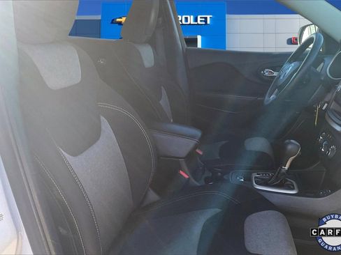 Used 2016 Jeep Cherokee Sport image 28