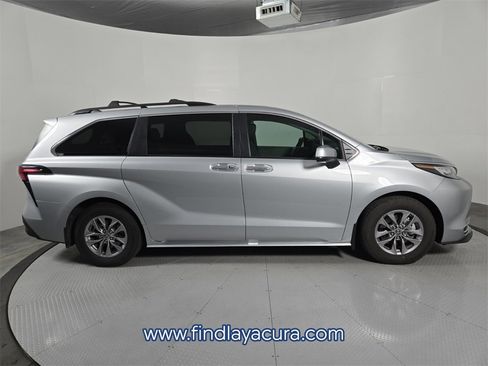 Used 2022 Toyota Sienna XLE image 7