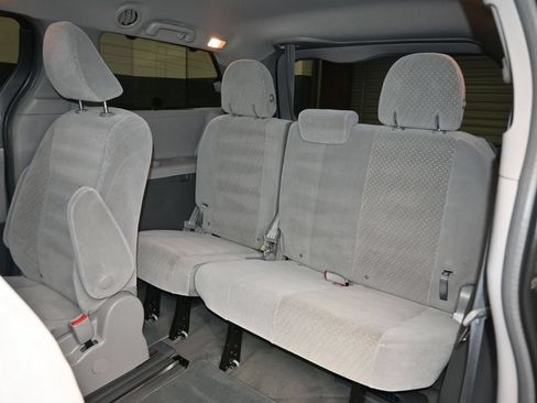 Used 2018 Toyota Sienna LE w/ Carpet Mat Package FWD image 36