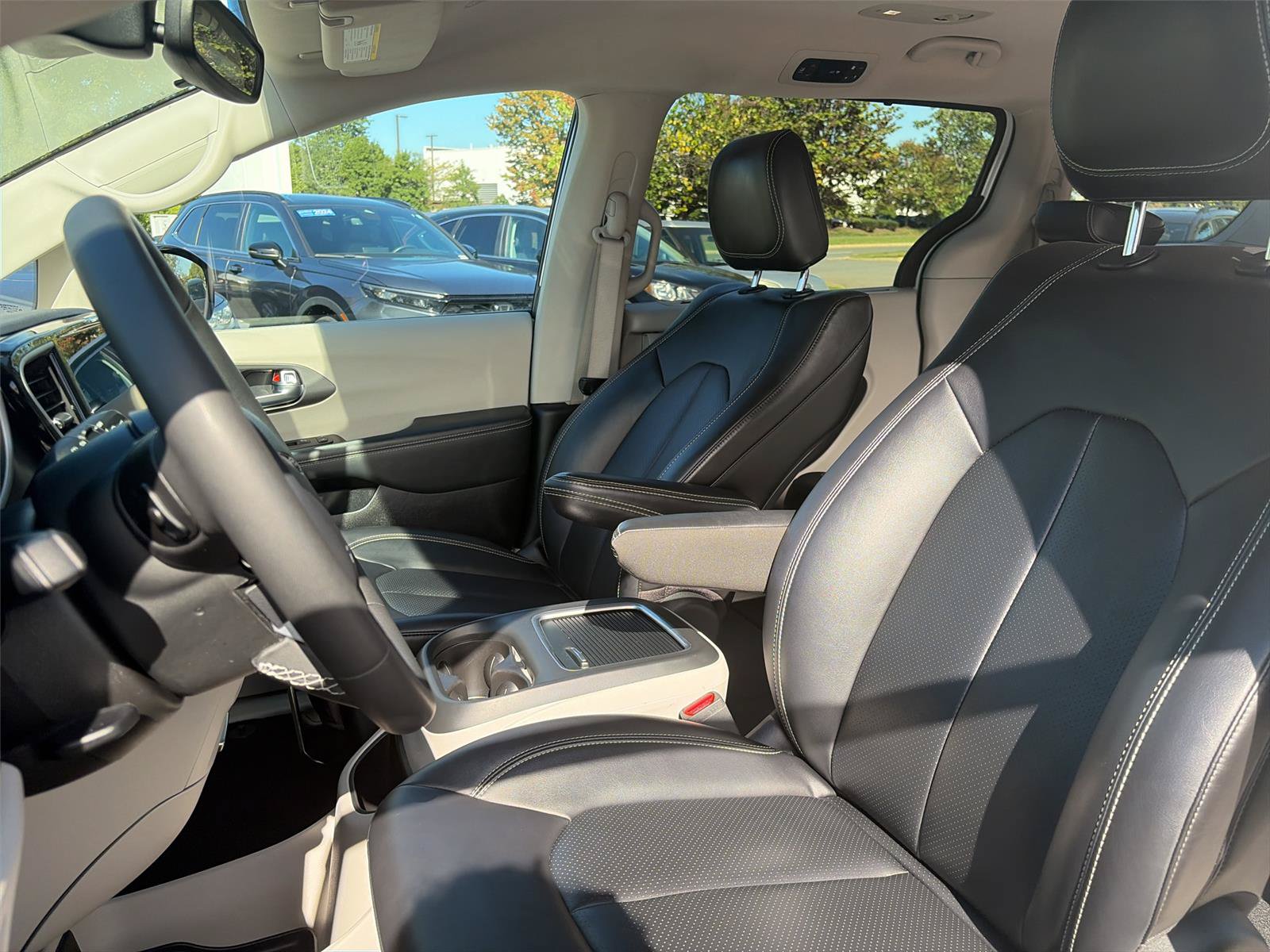 Used 2024 Chrysler Pacifica Touring-L FWD image 18