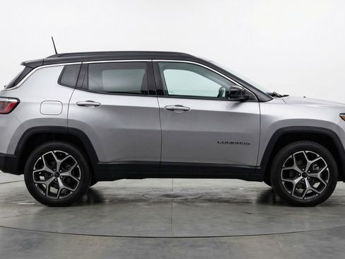 Used 2025 Jeep Compass Limited image 11