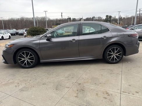 Used 2023 Toyota Camry SE image 4