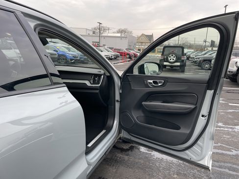 Used 2025 Volvo XC60 B5 Plus image 8