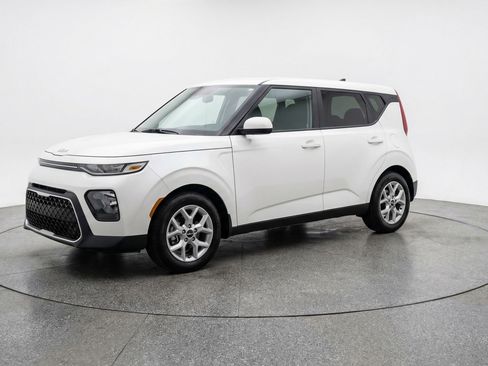 Used 2025 Kia Soul LX w/ LX Technology Package FWD image 3