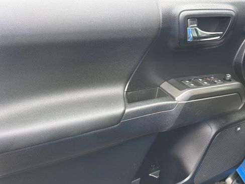Used 2020 Toyota Tacoma TRD Sport image 10