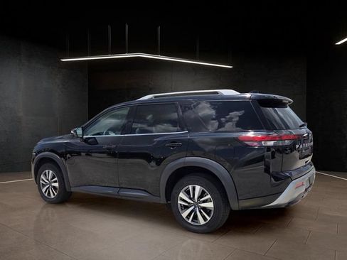 Used 2025 Nissan Pathfinder SL FWD image 5