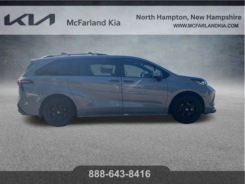 Used 2025 Toyota Sienna XLE Woodland Edition AWD/4WD image 11