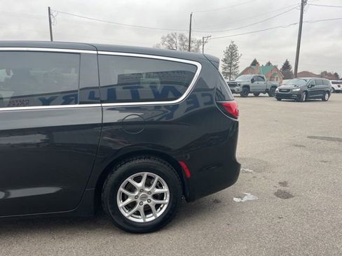 Used 2023 Chrysler Pacifica Touring-L FWD image 6