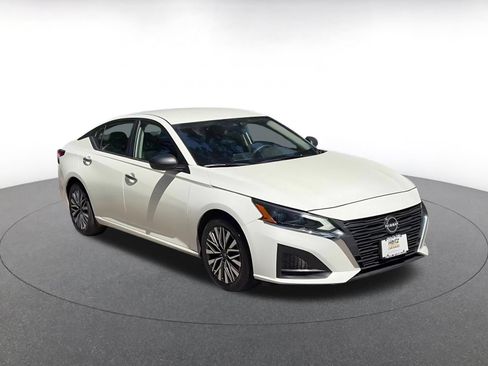 Used 2025 Nissan Altima 2.5 SV FWD image 3