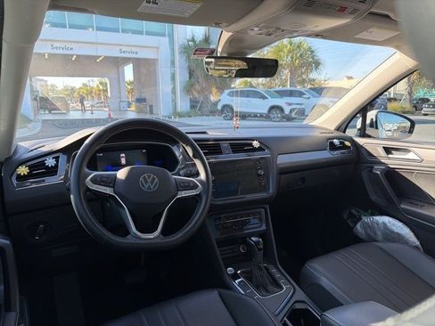Used 2022 Volkswagen Tiguan SE image 16