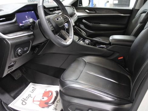 Used 2023 Jeep Grand Cherokee Limited w/ Black Appearance Package image 25