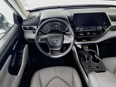 Used 2023 Toyota Highlander XLE AWD/4WD image 24