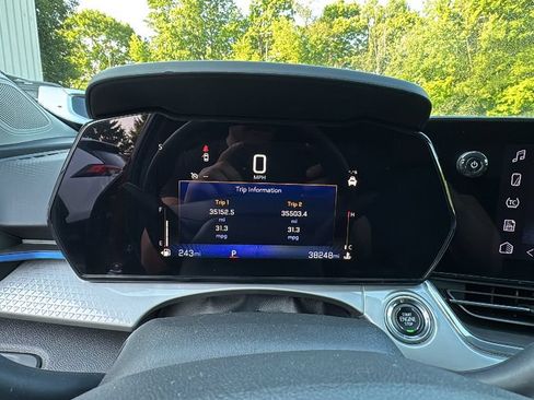 Used 2025 Chevrolet Trax LT FWD image 16