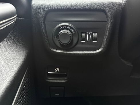 Used 2024 Jeep Grand Cherokee Laredo X image 21