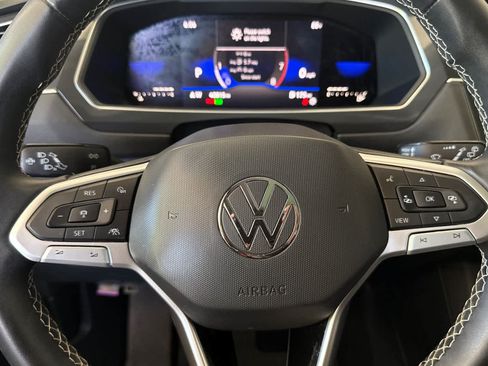 Used 2023 Volkswagen Tiguan SE w/ Panoramic Sunroof Package FWD image 25
