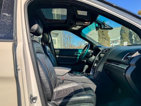 Used 2016 Ford Explorer Platinum image 11