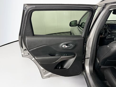 Used 2019 Jeep Cherokee Limited FWD image 25