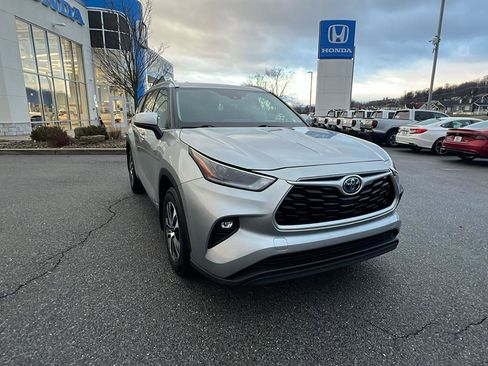 Used 2021 Toyota Highlander XLE image 2
