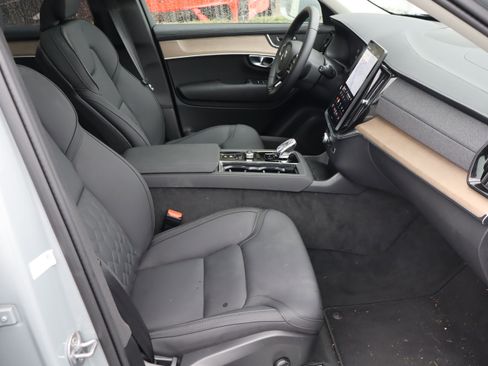 Used 2025 Volvo XC90 B6 Plus image 38