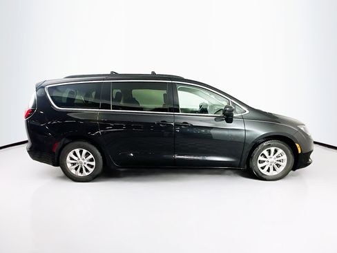 Used 2019 Chrysler Pacifica LX w/ Tire & Wheel Group FWD image 10