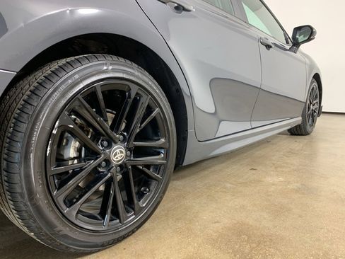 Used 2025 Toyota Camry SE image 9