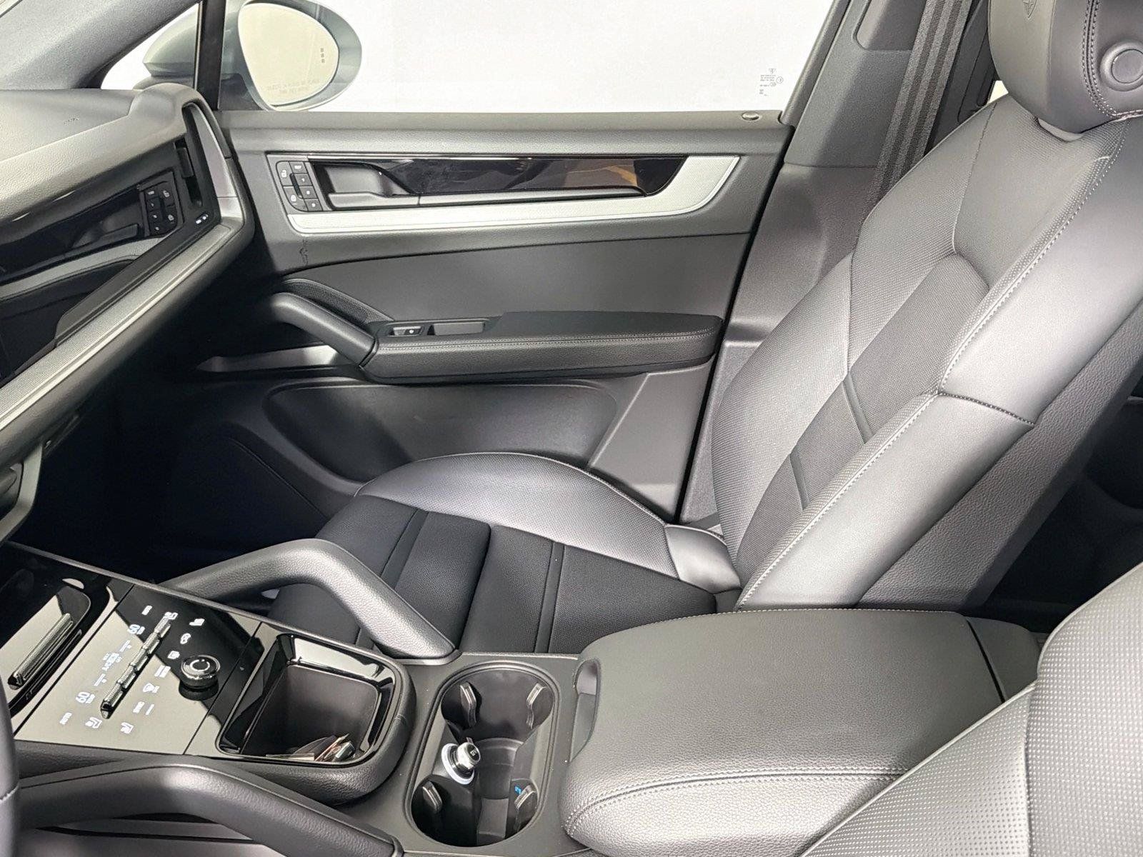 Certified 2025 Porsche Cayenne Coupe AWD/4WD image 30