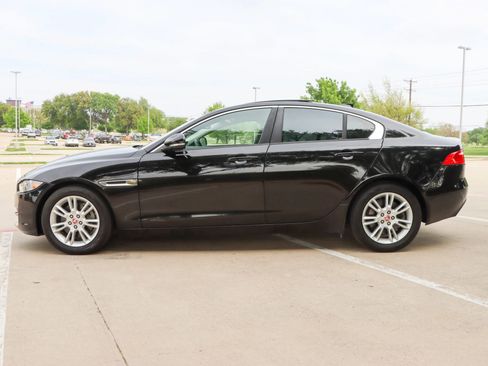Used 2018 Jaguar XE Premium image 4