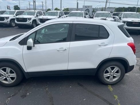 Used 2020 Chevrolet Trax LS w/ Fleet Convenience Package FWD image 5