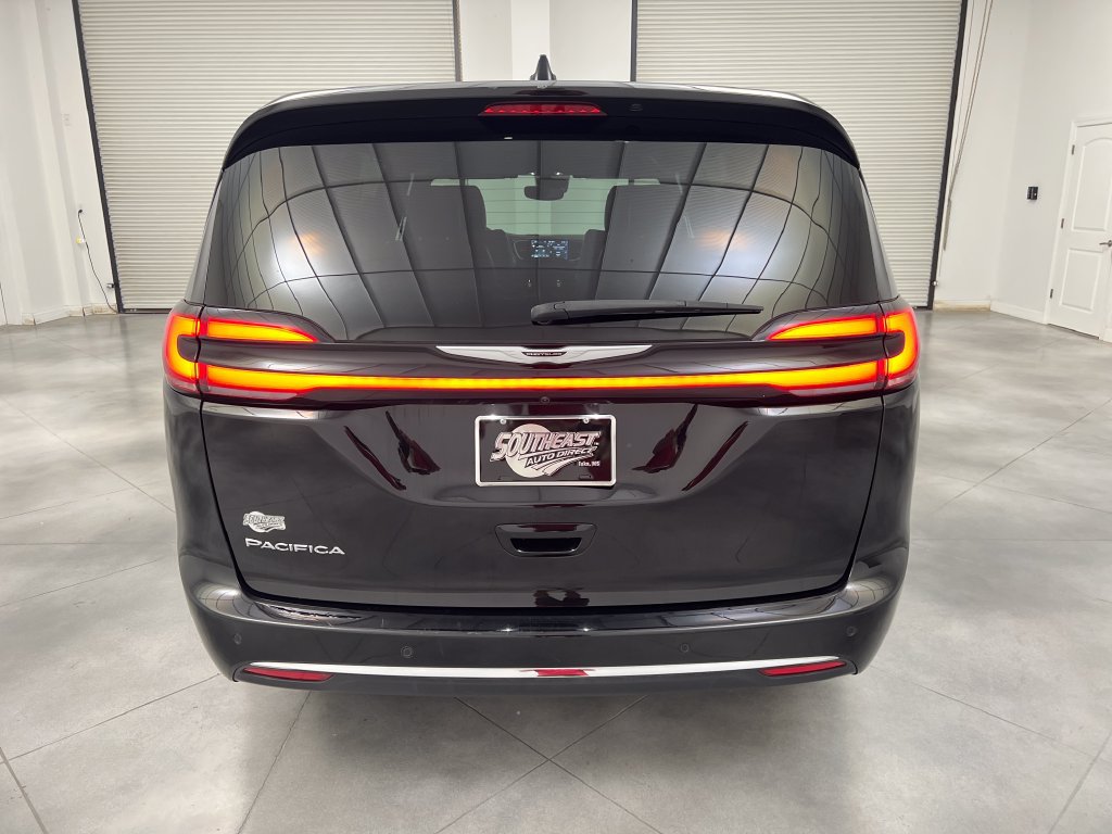 Used 2025 Chrysler Pacifica Select FWD image 8
