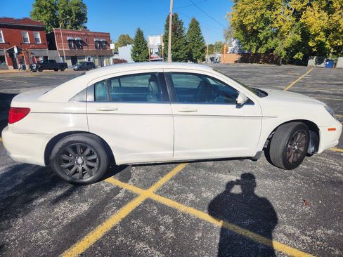 Used 2010 Chrysler Sebring Limited FWD image 9
