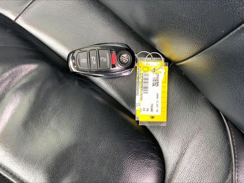 Used 2014 Volkswagen Touareg TDI image 15