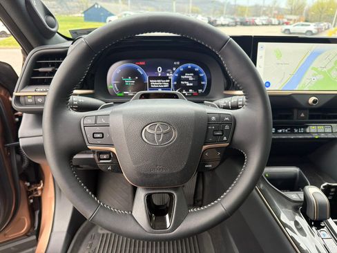 Used 2025 Toyota Crown Signia w/ Advanced Technology Package image 14