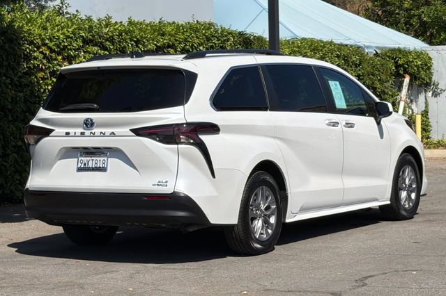 Used 2024 Toyota Sienna XLE FWD image 4
