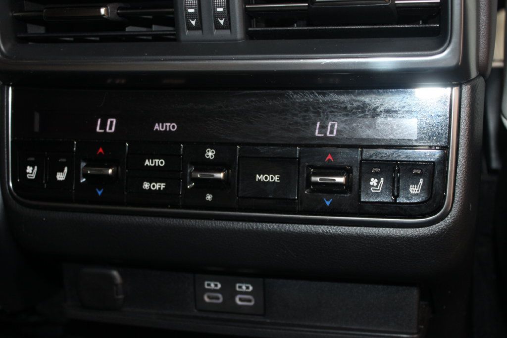 Used 2024 Lexus LX 600 4WD w/ Luxury Package image 36