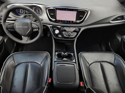 Used 2025 Chrysler Pacifica Limited FWD image 28