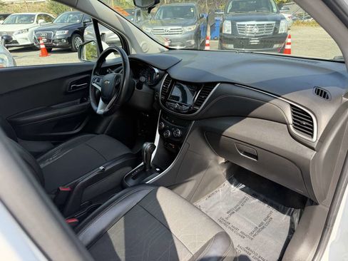 Used 2019 Chevrolet Trax LT w/ LT Convenience Package FWD image 8