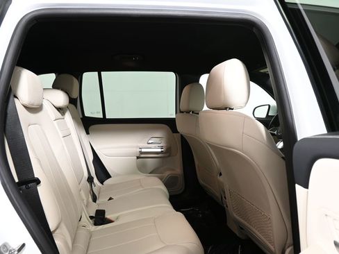 Used 2025 Mercedes-Benz GLB 250 4MATIC image 24