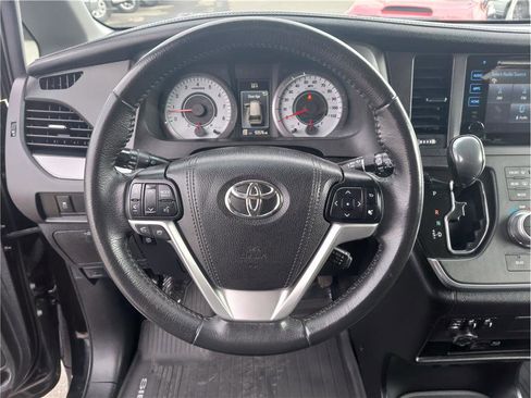 Used 2017 Toyota Sienna SE image 5