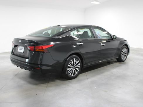 Used 2024 Nissan Altima 2.5 SV image 9