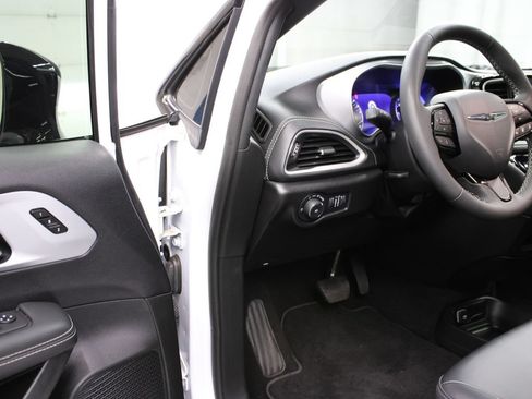 Used 2024 Chrysler Pacifica Touring-L w/ S Appearance Package AWD/4WD image 56