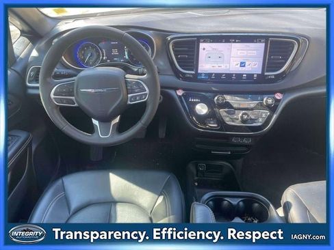 Used 2025 Chrysler Pacifica Select image 14