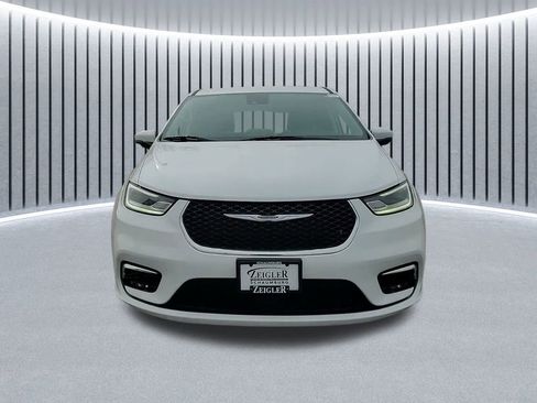 Used 2023 Chrysler Pacifica Touring-L image 19