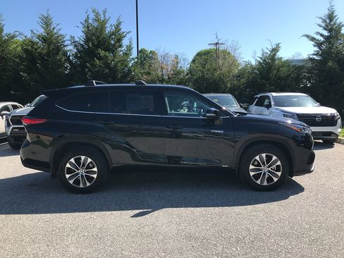 Used 2021 Toyota Highlander XLE image 9