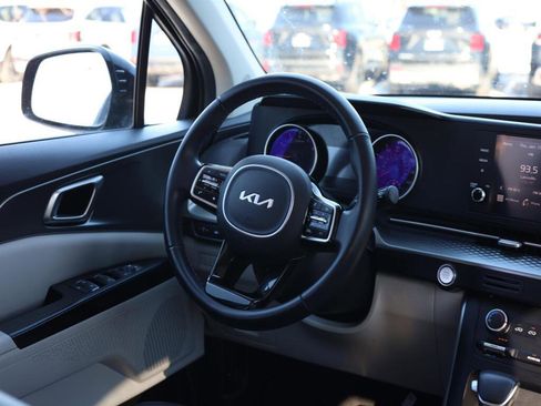 Used 2023 Kia Carnival LX image 10