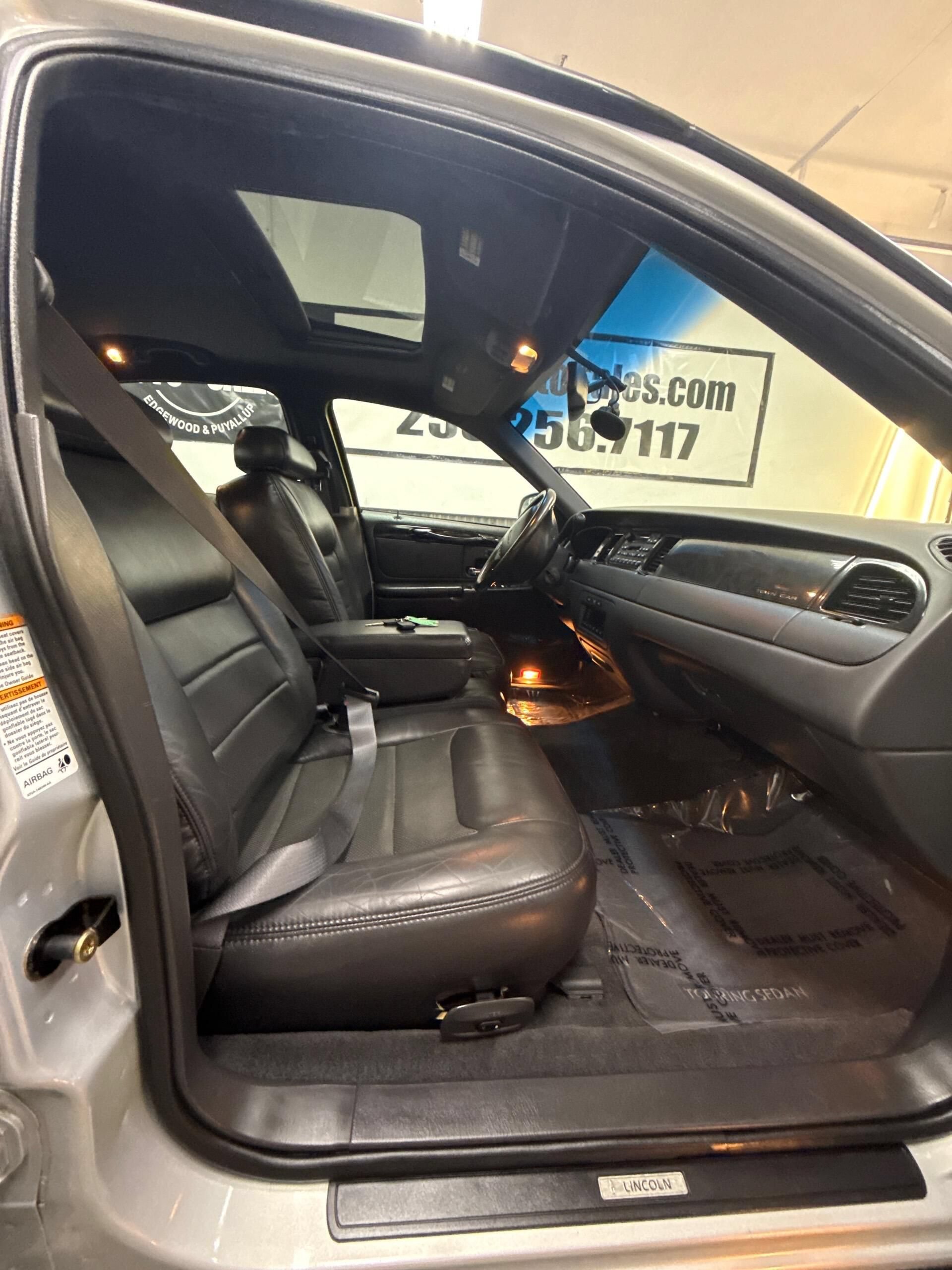 Used 2000 Lincoln Town Car Signature RWD image 2